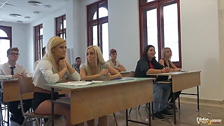 A főiskolai hallgatók idős hölgyek fasz a professzor az osztályban hardcore lánya szex videó srác