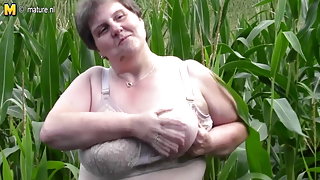Az öreg, kövér felesége, bbw kukkoló cam anya baszik magát kültéri első tapasztalatok pornó videók