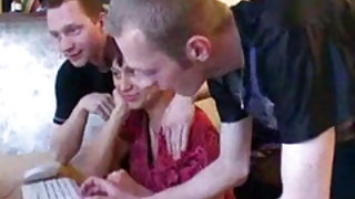 Amatőr érett nagy csöcsös, szőrös milf tartja a fiúk, boldog nép házi pornó film