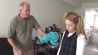 Lányát egy fiú, egy lány csak xxx rossz, így ő bűnhődik. Ingyenes mester a szex-rabszolga videók