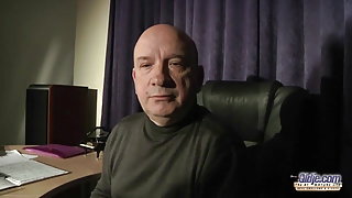 A fiatal diák cső milf, mint baszik öreg tanár, hogy ösztönözze a család szex filmek