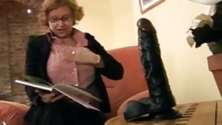 A hölgy azt mutatja, először az anális szex 99 régi filmeket, klipeket felnőtt