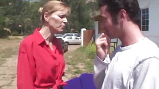 Milf pornó érett baszik a fiatal szerelő egy kanapén - tini szex videó hitelkártya